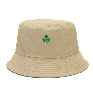 Bob classique en coton beige avec broderie trèfle vert sur un fond blanc épuré