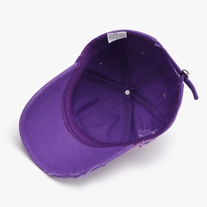 Gorra de béisbol de algodón púrpura con bordes desgastados y hebilla de metal ajustable
