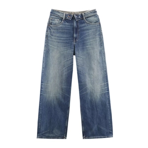 Jean large en denim bleu classique avec délavage rétro et détails usés sur fond blanc