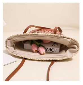 Vue de dessus d'un sac cabas rayé en paille avec doublure interne et fermeture éclair
