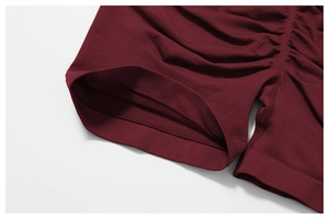 Makroaufnahme weinroter nahtloser Yoga-Shorts mit Wabenstruktur und verstärkten Nähten