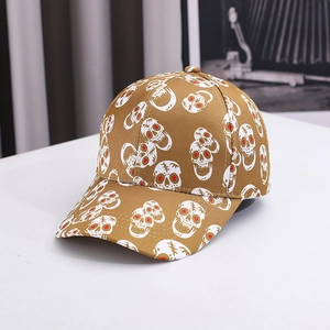 Modische braune Baseballkappe mit kreativem weißem Totenkopfmuster und roten Augen