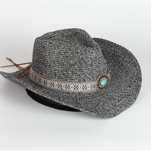 Dettaglio del cappello jazz in paglia intrecciata con fascia etnica e pietra turchese