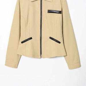 Veste ajustée en toile kaki avec garniture en cuir et fermeture éclair en métal style rétro