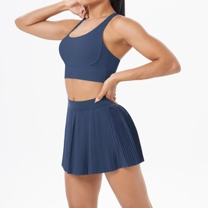 Détail du débardeur bleu marine et de la jupe plissée sport en tissu respirant