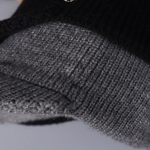 Gros plan sur la casquette en maille épaisse bicolore noir et gris au tissage texturé