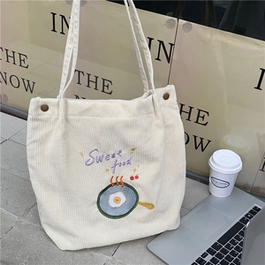 Détail du sac cabas en velours beige avec broderie Sweet Food violette et œuf au plat