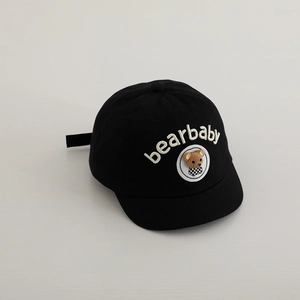 Dettaglio del cappellino da baseball nero per neonati con ricamo di orsetto in cotone