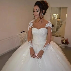 Robe de mariée princesse blanche avec manches longues en dentelle et col illusion