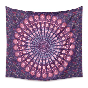 Vue détaillée macro d'une tapisserie mandala bohème avec motifs violets et blancs