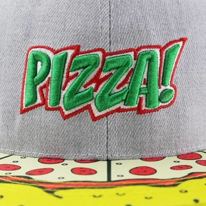 Detail der 3D-PIZZA!-Stickerei und Käsemuster auf grauer Flatbrim-Basecap