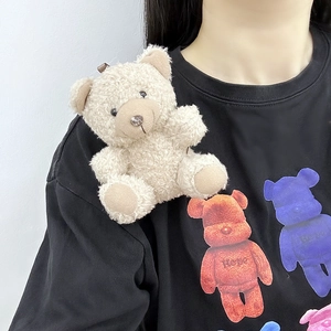 Schwarzes T-Shirt mit einem niedlichen beigen Plüschbären an der rechten Schulter
