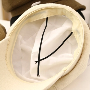Dettaglio dell'interno del cappello retrò con fodera liscia e coulisse regolabile