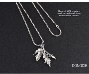 Détail macro du pendentif feuille d'érable argenté sur collier en acier 316L