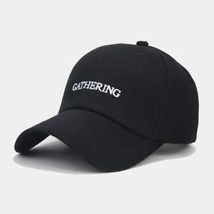 Détail de la broderie GATHERING et du sergé de coton sur une casquette noire