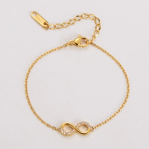 Détail du bracelet infini en or 18KGP avec cristaux brillants et fermoir réglable