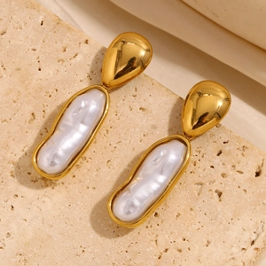 Boucles d'oreilles pendantes vintage en acier doré 18K et perles sur fond pierre