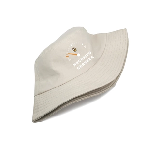 Détail du chapeau bob beige en coton avec imprimé espagnol Necesito Cerveza et jauge
