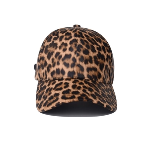 Dettaglio del cappellino da baseball leopardato in PU con trama e visiera curva