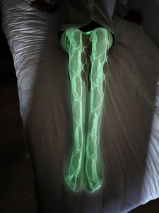 Bas résille vert fluo lumineux avec détails déchirés pour un look cyberpunk