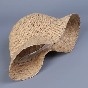 Chapeau de soleil en raphia fait main pour femme avec large bord et bandeau réglable