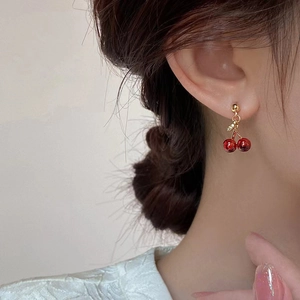 Eleganti orecchini a ciliegia rossi con zirconi per uno stile femminile fresco e dolce