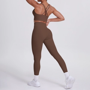 Dettaglio del reggiseno sportivo incrociato e leggings a vita alta set yoga marrone