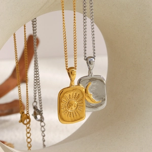 Colliers avec pendentifs soleil et lune plaqués or 18 carats sur supports ronds