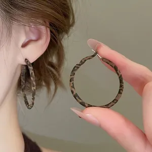 Boucles d'oreilles créoles léopard vintage pour femmes avec un design rétro épuré