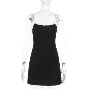 Detailaufnahme von schwarzem Bodycon-Minikleid mit weißem Saum und Schleife