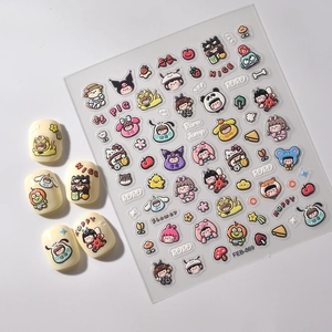 Gros plan de stickers 5D gaufrés pour ongles avec texture 3D sur une base jaune