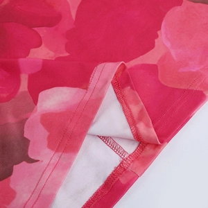 Vue macro détaillée des coutures du tissu floral rose et de la confection de qualité
