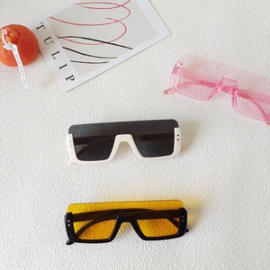 Flache Darstellung modischer Kinder-Sonnenbrillen in Pink, Weiß und Schwarz mit UV-Schutz