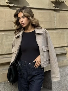 Kurze Tweed-Jacke in Haferfarbe mit Reverskragen und Reißverschlusstaschen für den Herbst
