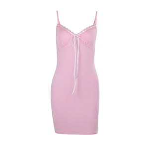 Elegante abito sottoveste rosa con bordo in pizzo bianco e dettaglio fiocco a coulisse