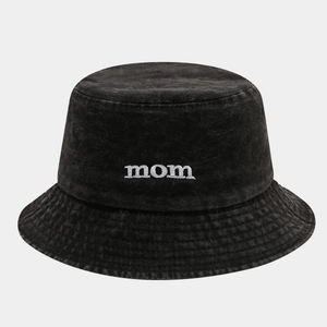 Dettaglio del ricamo bianco mom sul cappello pescatore in cotone nero lavato da donna