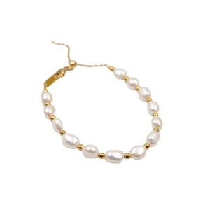 Bracciale regolabile in perle d'acqua dolce con perle dorate e chiusura a moschettone