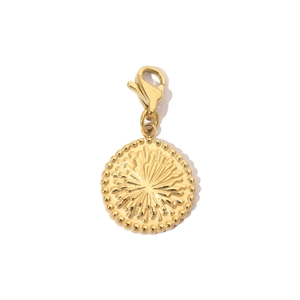 Detailansicht eines goldenen Blumenanhängers mit Karabinerverschluss und Sonnenstrahlstruktur