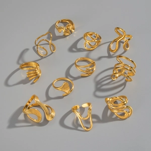 Vue à plat de bagues en acier inoxydable plaqué or 18K aux styles géométriques variés