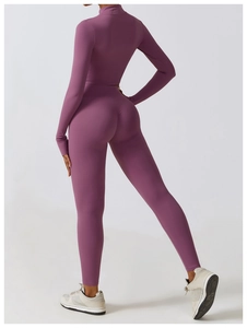 Vue arrière d'un haut de yoga violet à manches longues et d'un legging taille haute