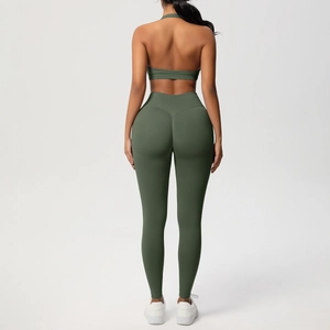 Vista posteriore del set yoga verde oliva con leggings a V effetto scrunch e reggiseno halter