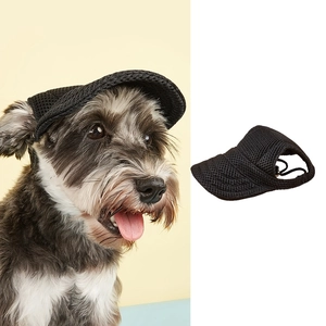 Dettaglio cappello parasole nero in rete per animali con fori per orecchie e cordino