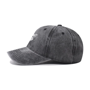 Gros plan sur la casquette de baseball vintage en coton gris lavé avec broderie