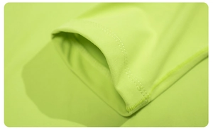 Détail d'un sweat vert fluo montrant une double couture de qualité sur tissu lisse