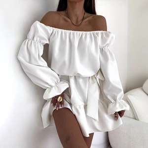 Robe blanche à épaules dénudées avec ceinture et manches lanternes pour la mode d'automne