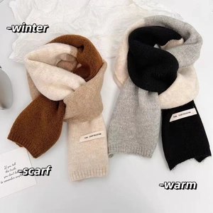 Détails de la maille de foulards contrastés avec étiquettes tissées FEIDE SCARF COLLECTION