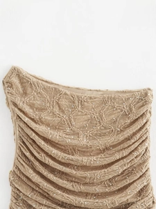 Détail de la dentelle à paillettes et de l'épaule plissée sur le haut couleur abricot