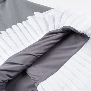 Detailaufnahme des grau-weißen Kontrast-Minirocks mit Plissee-Design und Innenfutter