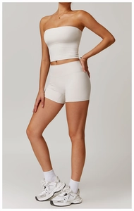 Détail de l'ensemble de yoga blanc avec haut bandeau sans bretelles et short de sport taille haute