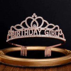 Κοντινή λήψη ροζ χρυσού στέμματος Birthday Girl με λαμπερά στρας και λεπτομέρεια καρδιάς